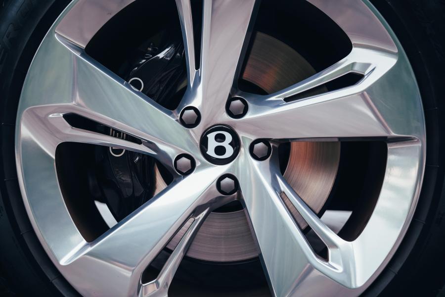 Колеса Bentley Bentayga Hybrid 2019 года  (NA) (фото 18 из 18)